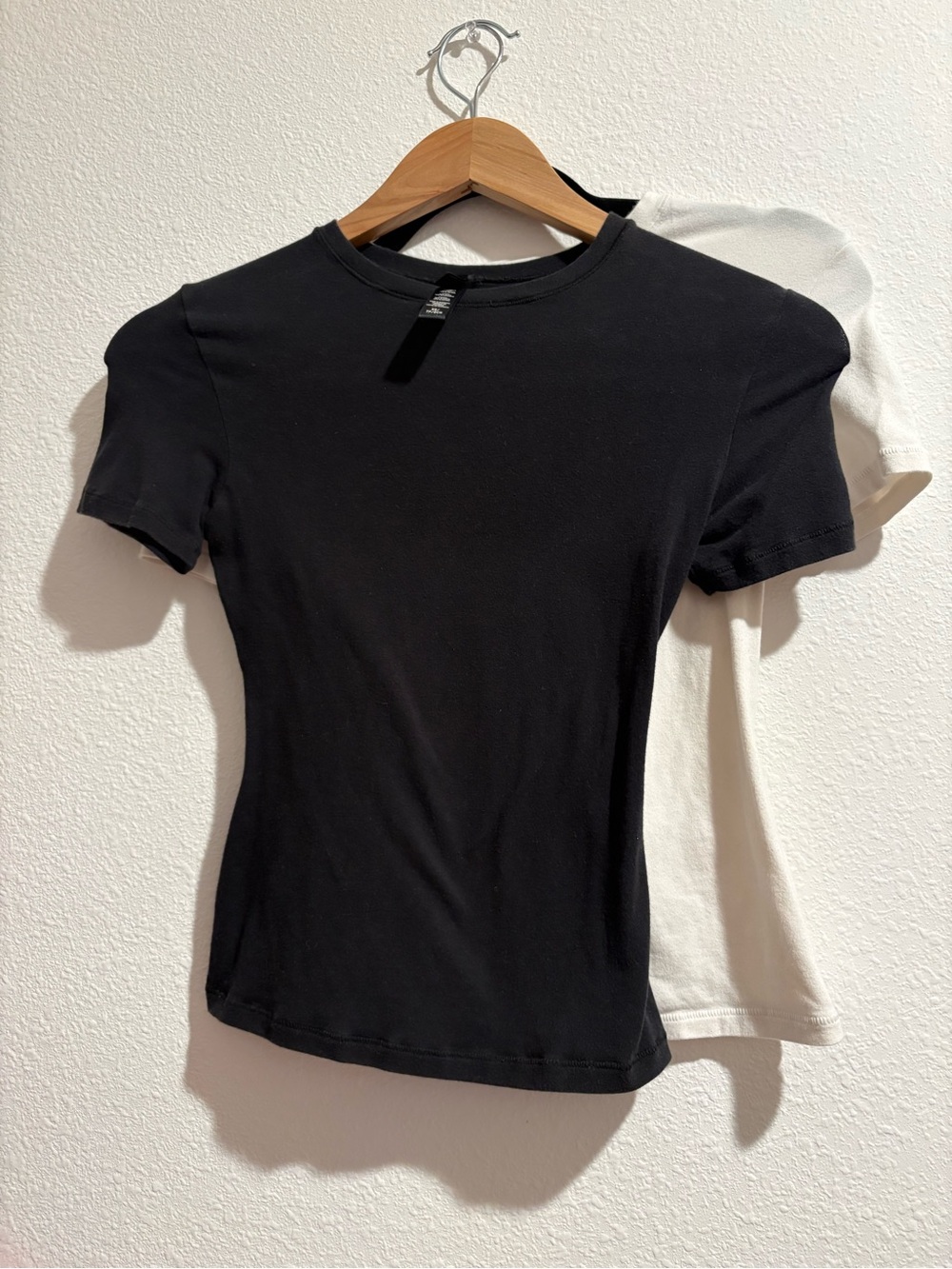 SKIMS set of 2 cotton stretch tees. Black size XS/white size S GUC! - Picture 6 of 12